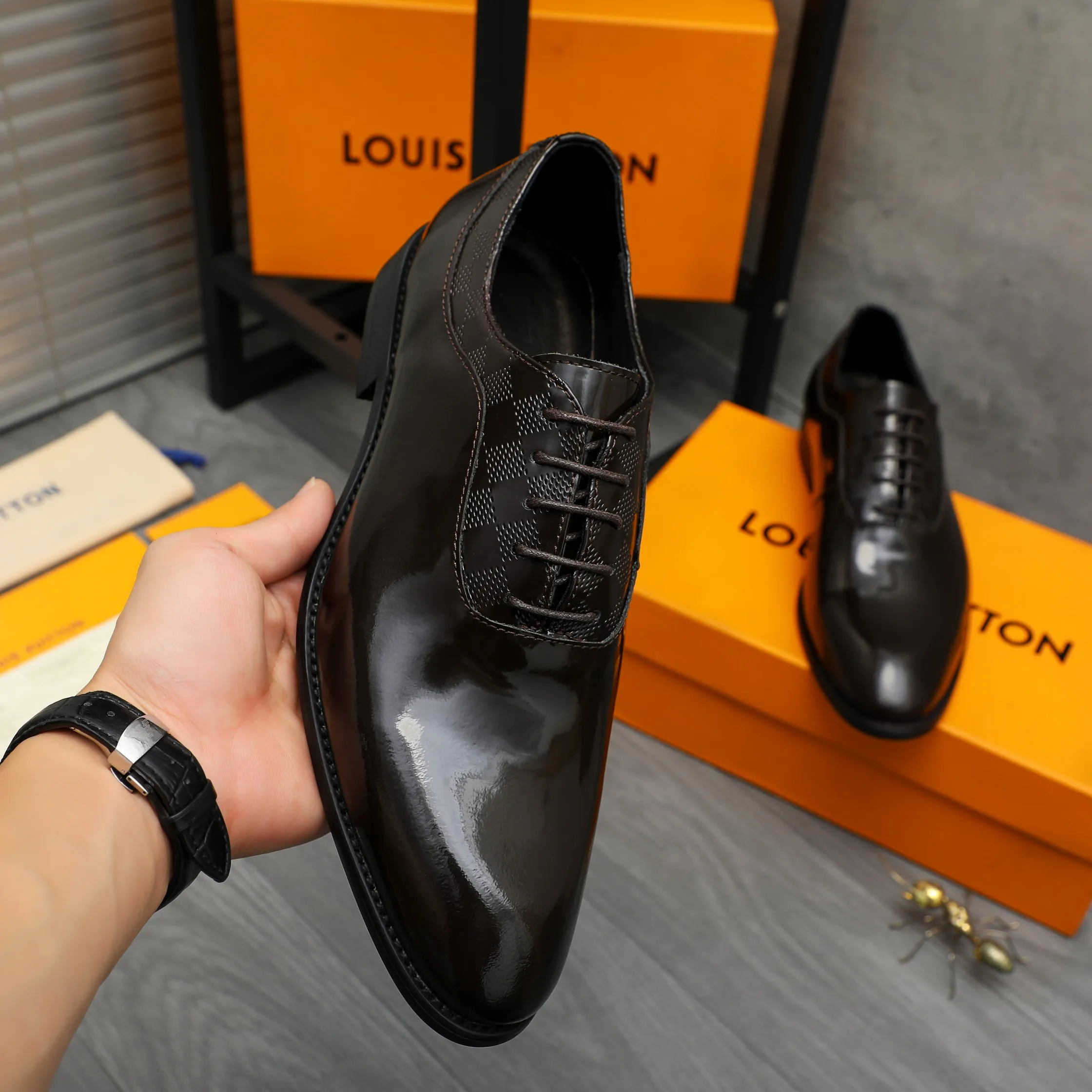 Men's shoes 💰p460 Product trademark: LV (Louis Vuitton) business lace-up leather shoes True size: 39-44 Product material: Selected lacquered cowhide stitching with classic plaid embossed upper, cowhide lining, original rubber outsole